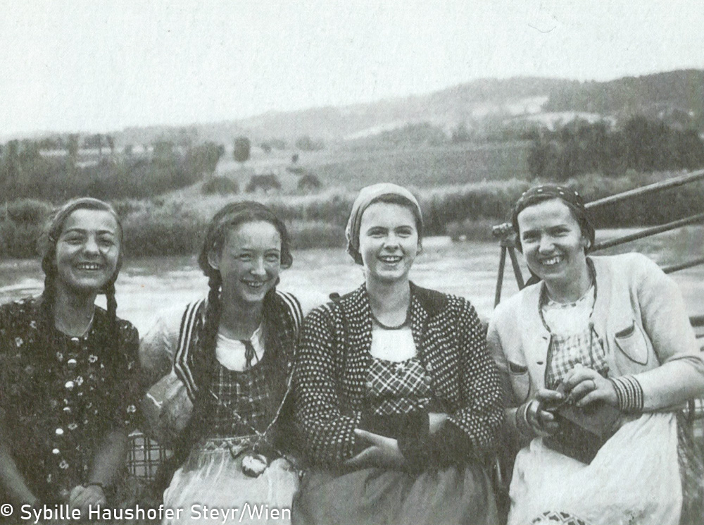 Marlen, 2. v. r. bei einem Schulausflug auf der Donau, links von ihr Toni Braumüller, rechts Pepi Aumayr (aus dem Katalog "Ich möchte wissen wo ich hingekommen bin!"). Copyright Sybille Haushofer Steyr/Wien