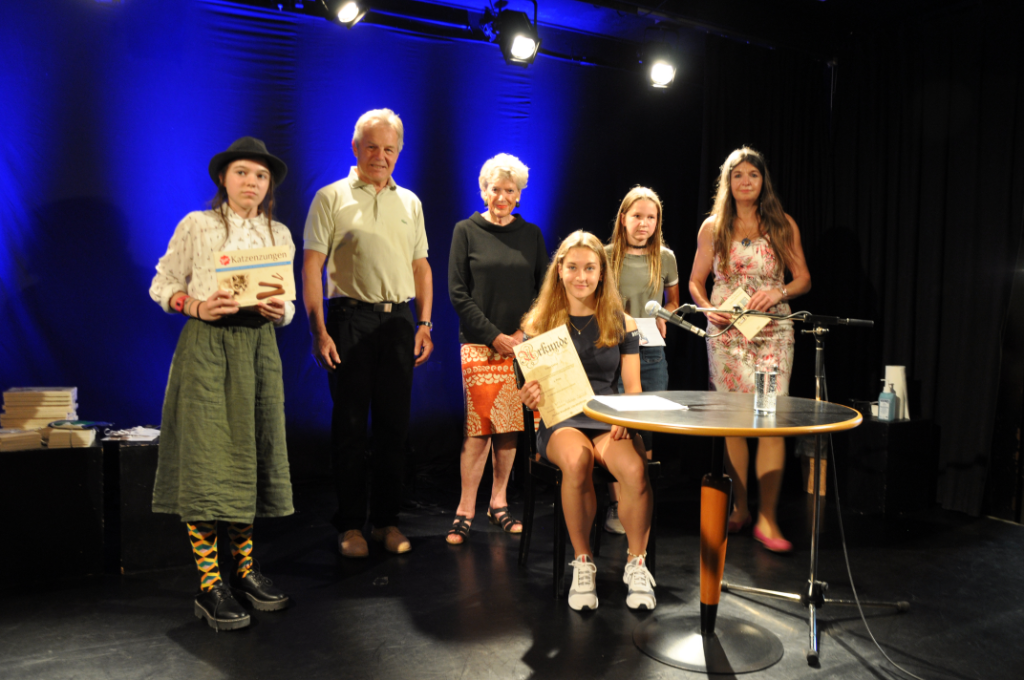 Von links nach rechts: Lilly Helen Weiss, Andreas Schnabl, Marlene Krisper, Viona Knoll, Nina Marie Pottfay, Michaela Frech (Foto: Belinda Kastlunger)